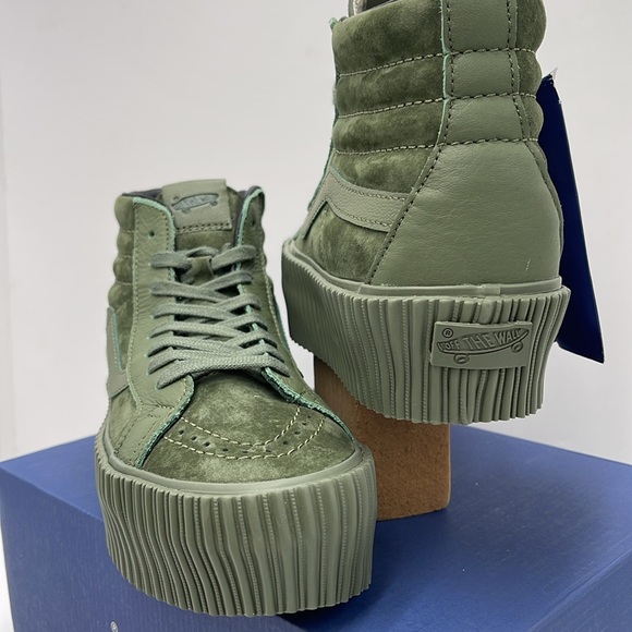 Vans Women’s Sk8-Hi Reissue 3 Platform
Lx Suede/Leather Army
VN000CNFARM
Mono - Picture 9 of 16
